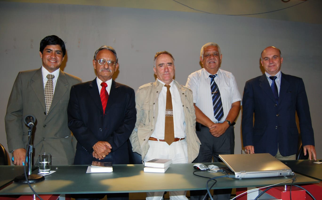 El Profesor Jesús Romero (segundo Por La Izquierda) Junto A Colegas De Profesión.